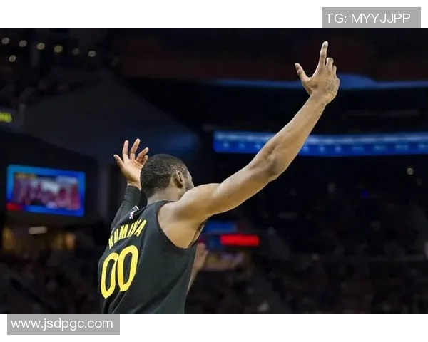 勇士队库明加训练状态良好笑容满面展现积极备战态度