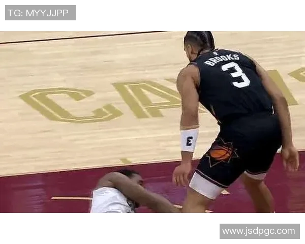 冲起来了！狄龙强攻连投带罚拿到5分 但抱怨判罚被吹技术犯规