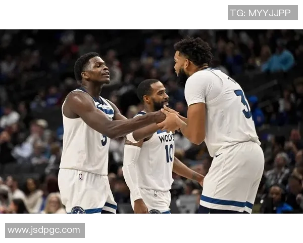 上赛季队友！爱德华兹&沃克赛后互换球衣